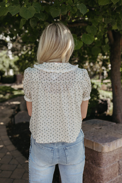 THE MIRANDA FLORAL PUFF SLEEVE RUFFLED BLOUSE IN TAUPE