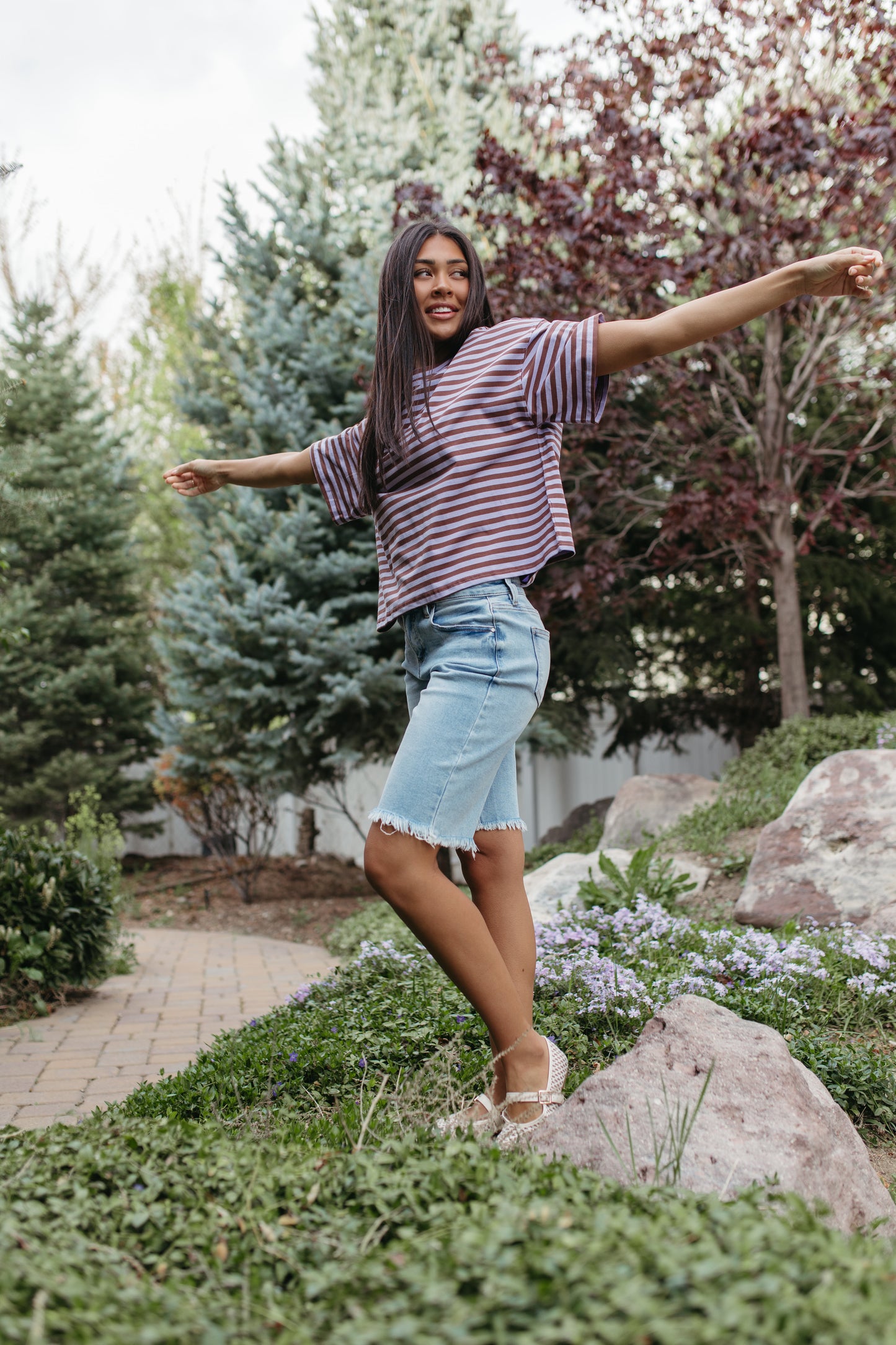 THE EVELYN OVERSIZED STRIPE TEE IN VIOLET/BROWN