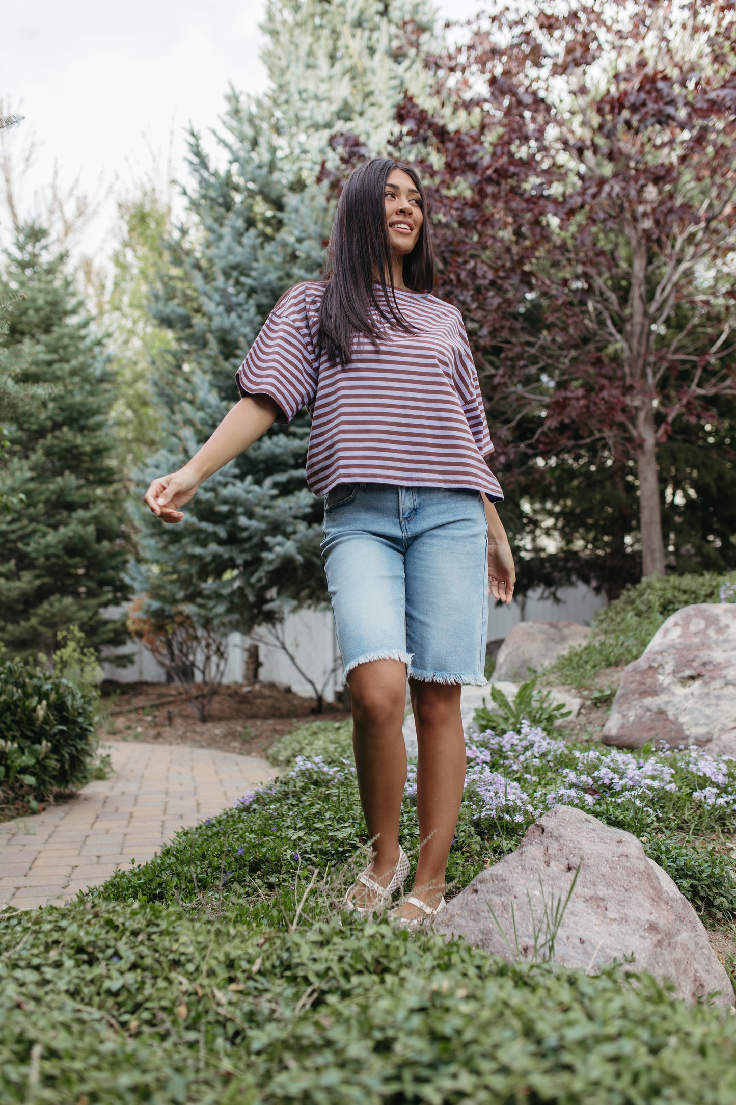 THE EVELYN OVERSIZED STRIPE TEE IN VIOLET/BROWN