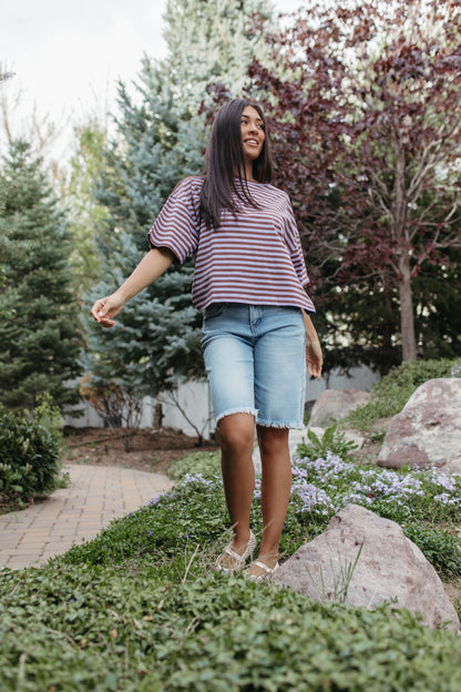 THE EVELYN OVERSIZED STRIPE TEE IN VIOLET/BROWN