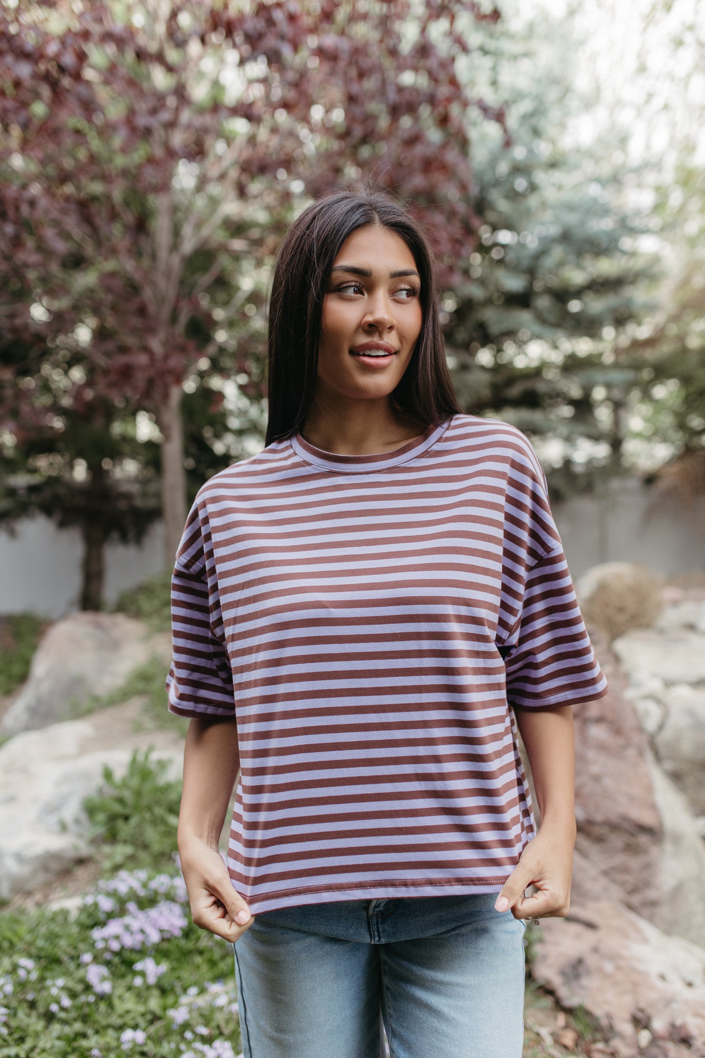 THE EVELYN OVERSIZED STRIPE TEE IN VIOLET/BROWN