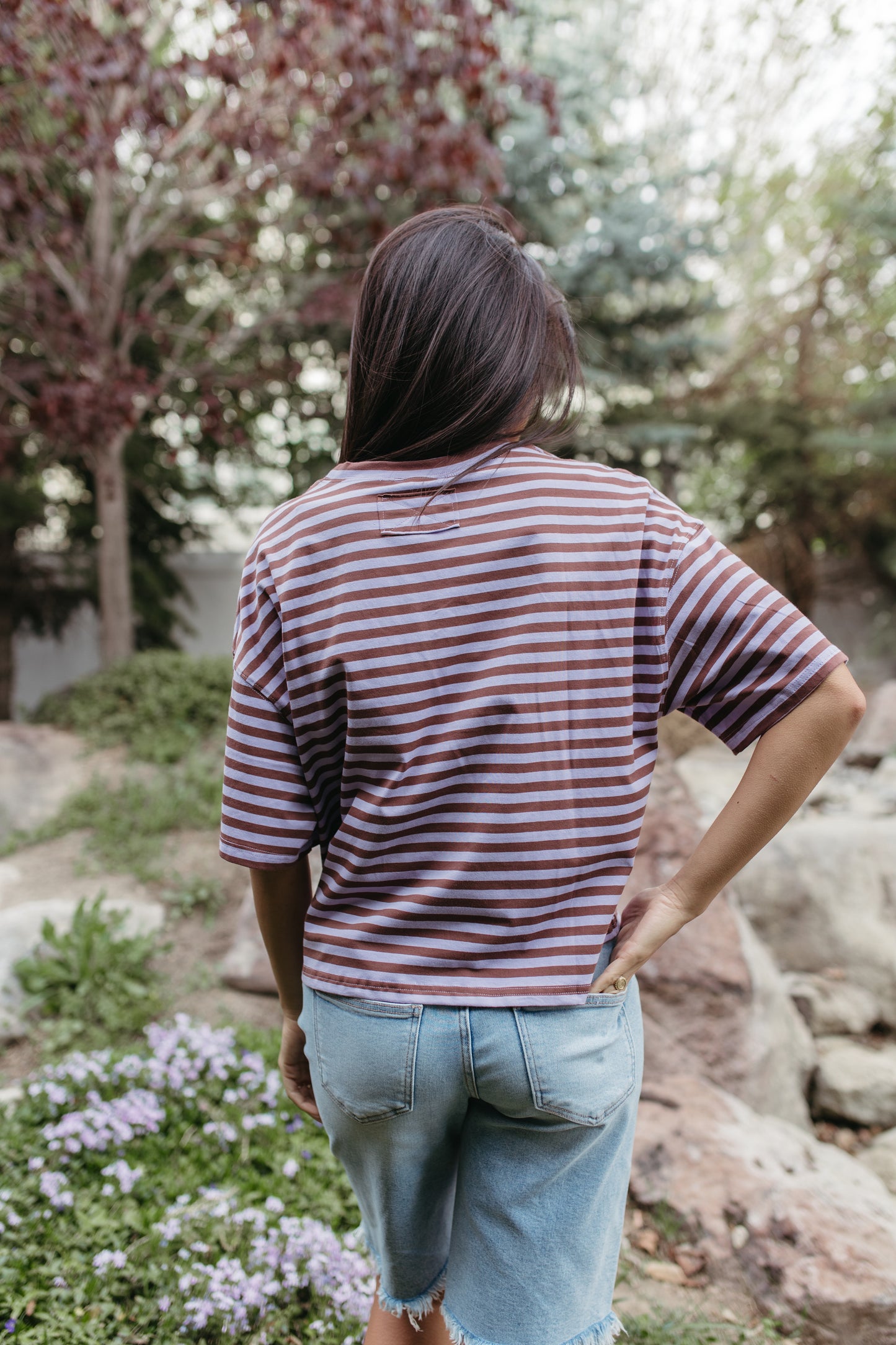 THE EVELYN OVERSIZED STRIPE TEE IN VIOLET/BROWN