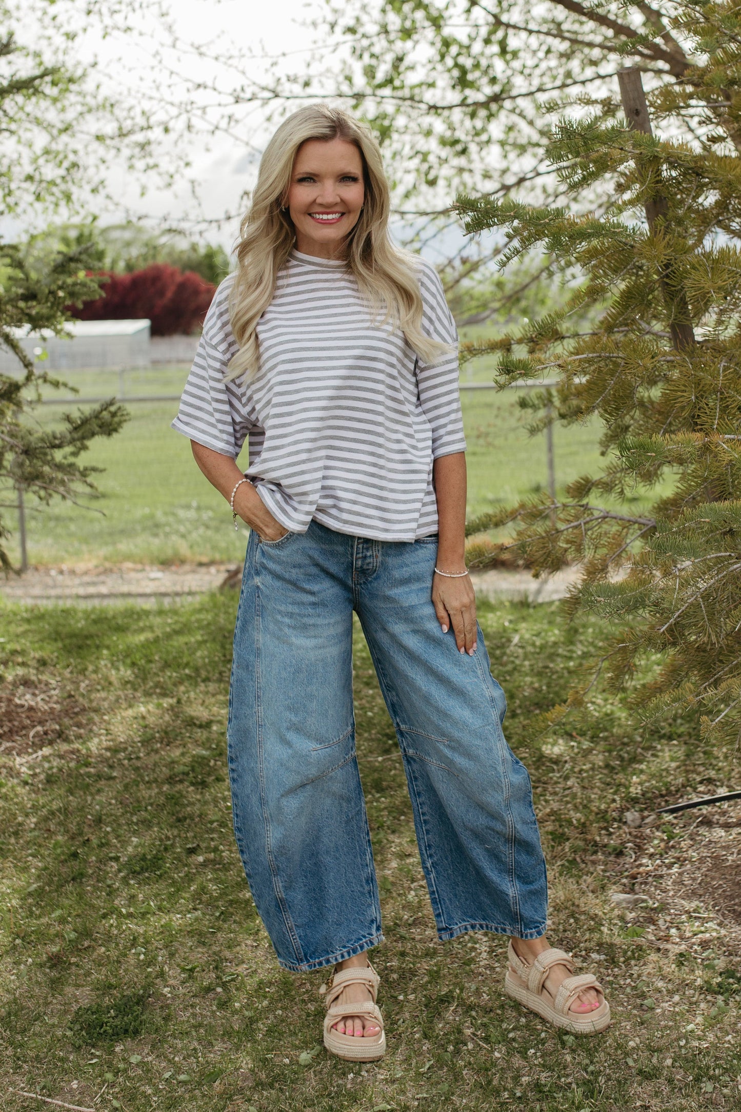 THE EVELYN OVERSIZED STRIPE TEE IN GREY/WHITE
