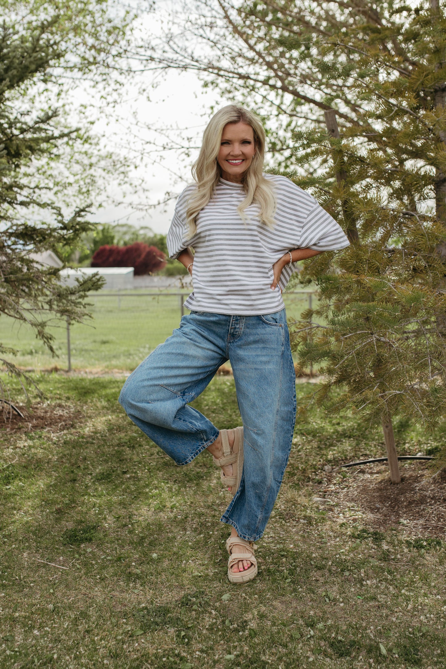 THE EVELYN OVERSIZED STRIPE TEE IN GREY/WHITE