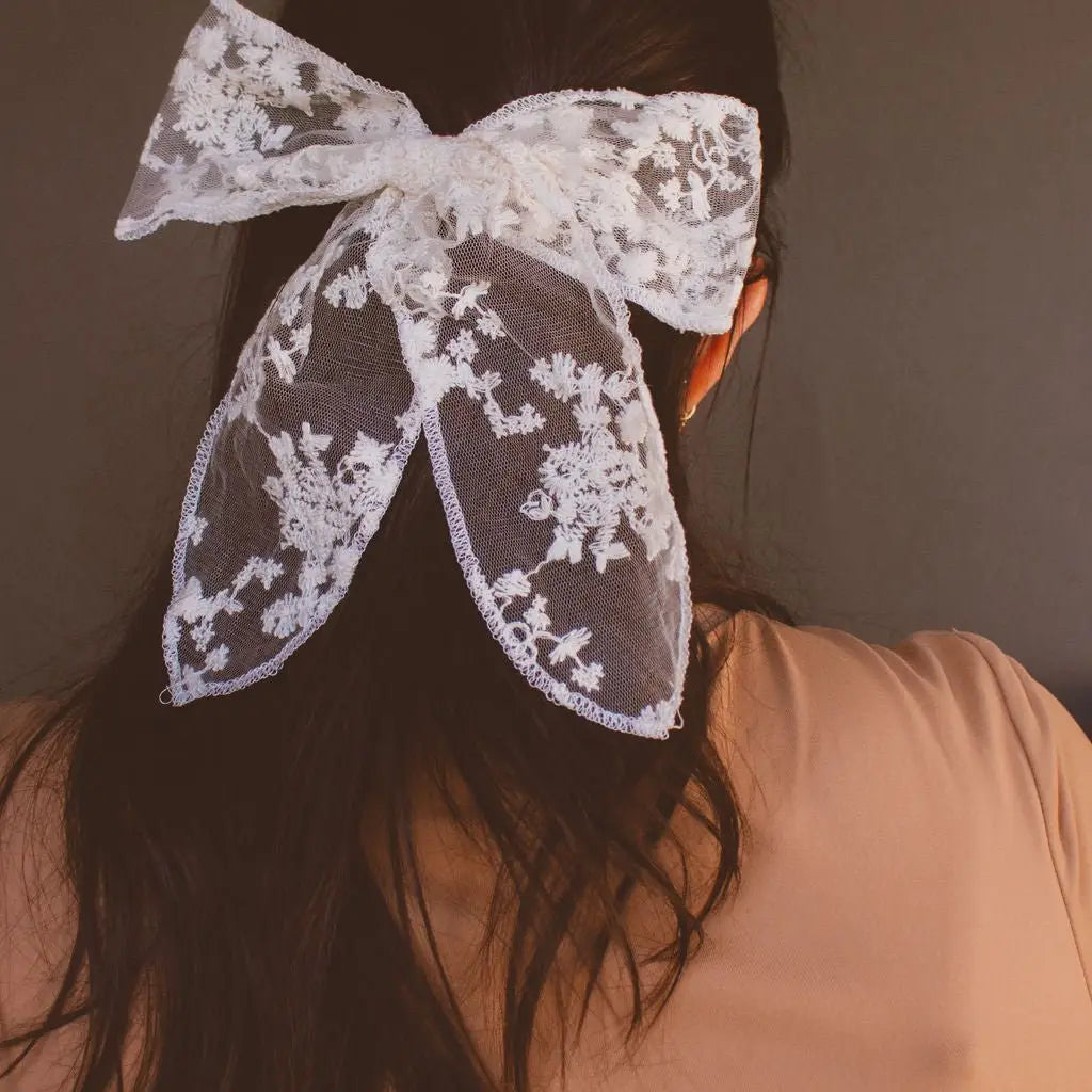 THE WHITE LACE HAIR BOW