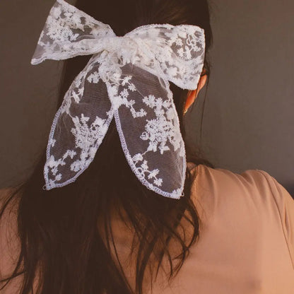 THE WHITE LACE HAIR BOW