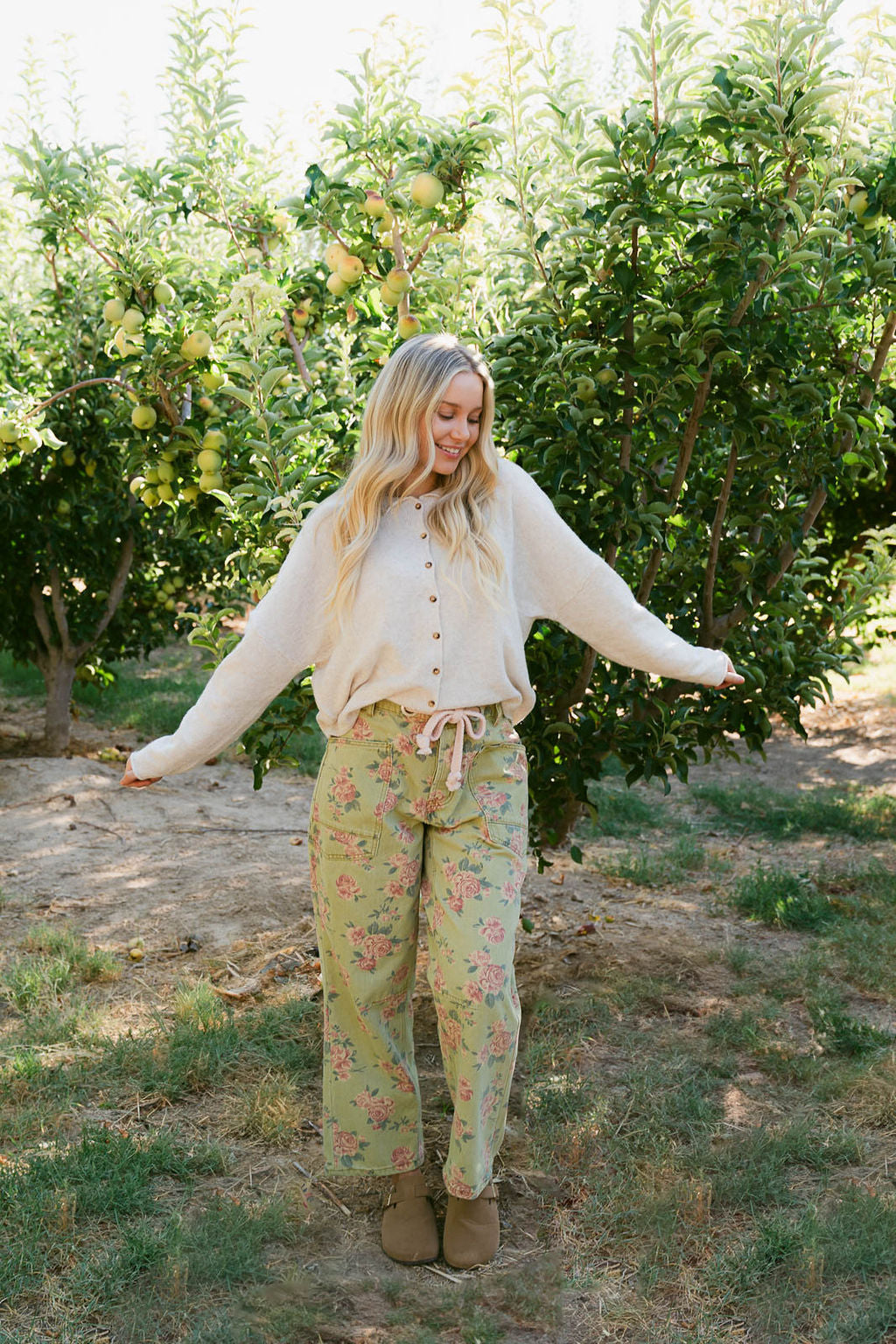 THE CHARLI FLORAL PRINT PANTS IN OLIVE