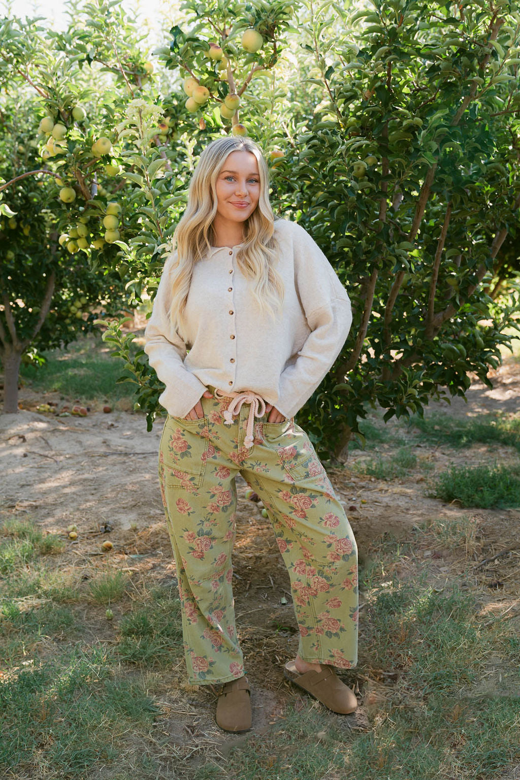 THE CHARLI FLORAL PRINT PANTS IN OLIVE