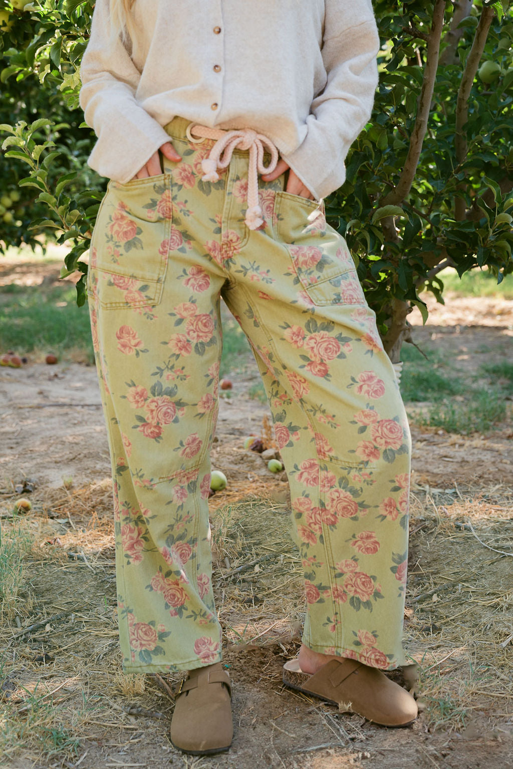 THE CHARLI FLORAL PRINT PANTS IN OLIVE