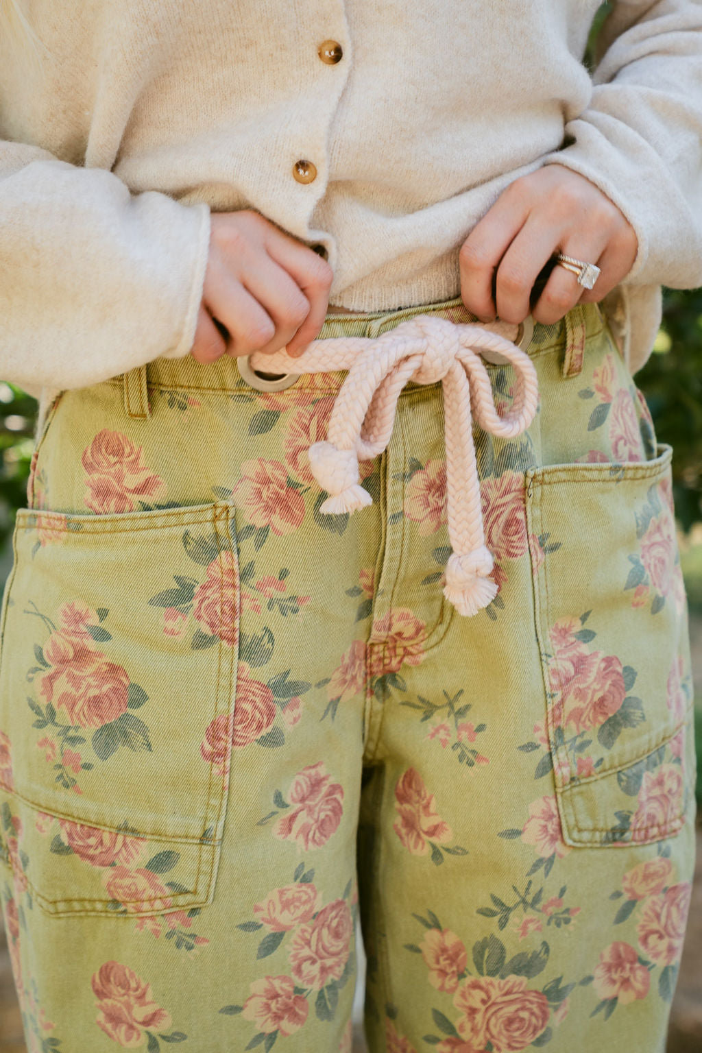 THE CHARLI FLORAL PRINT PANTS IN OLIVE