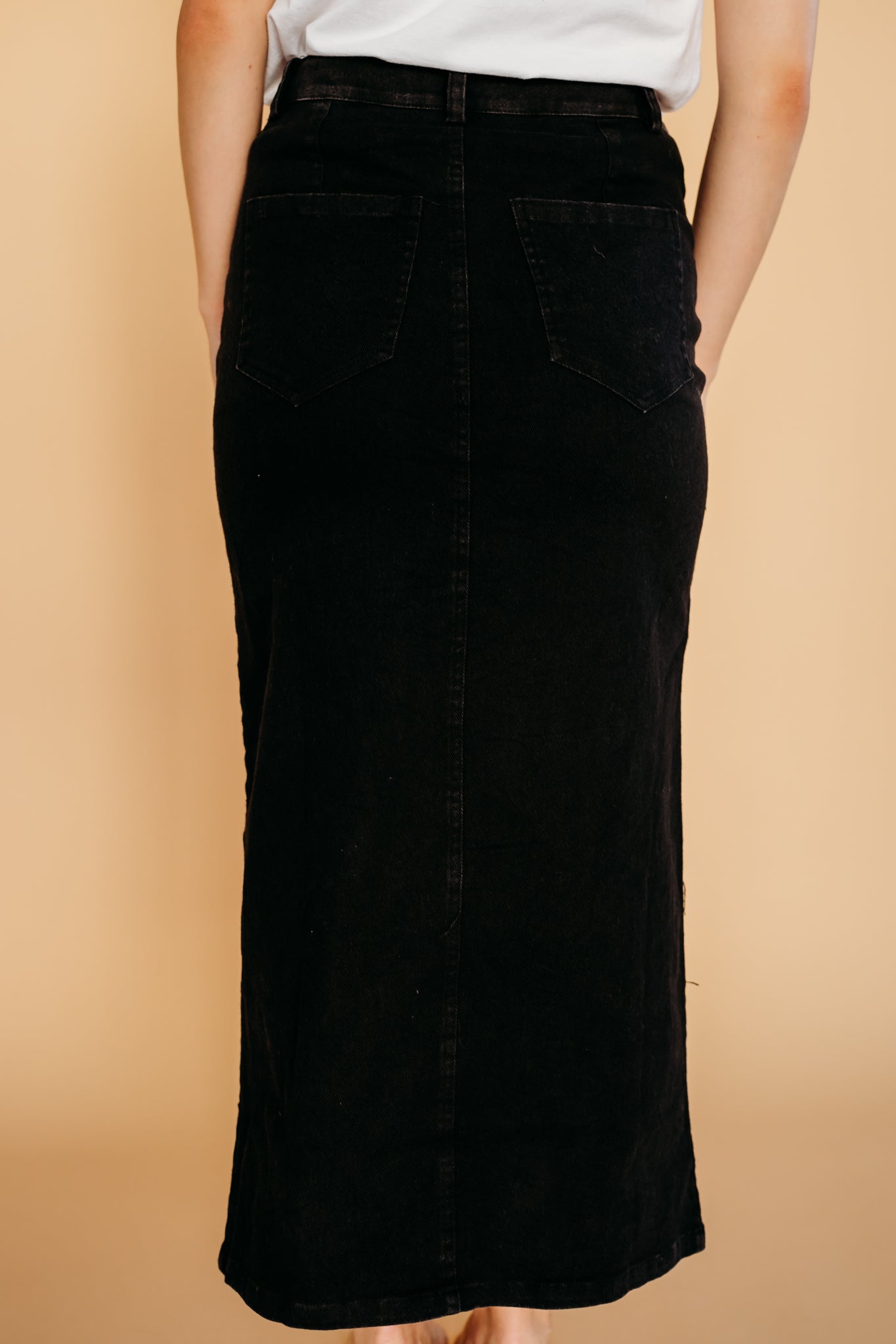 Black denim skirt for fall style | PINK DESERT