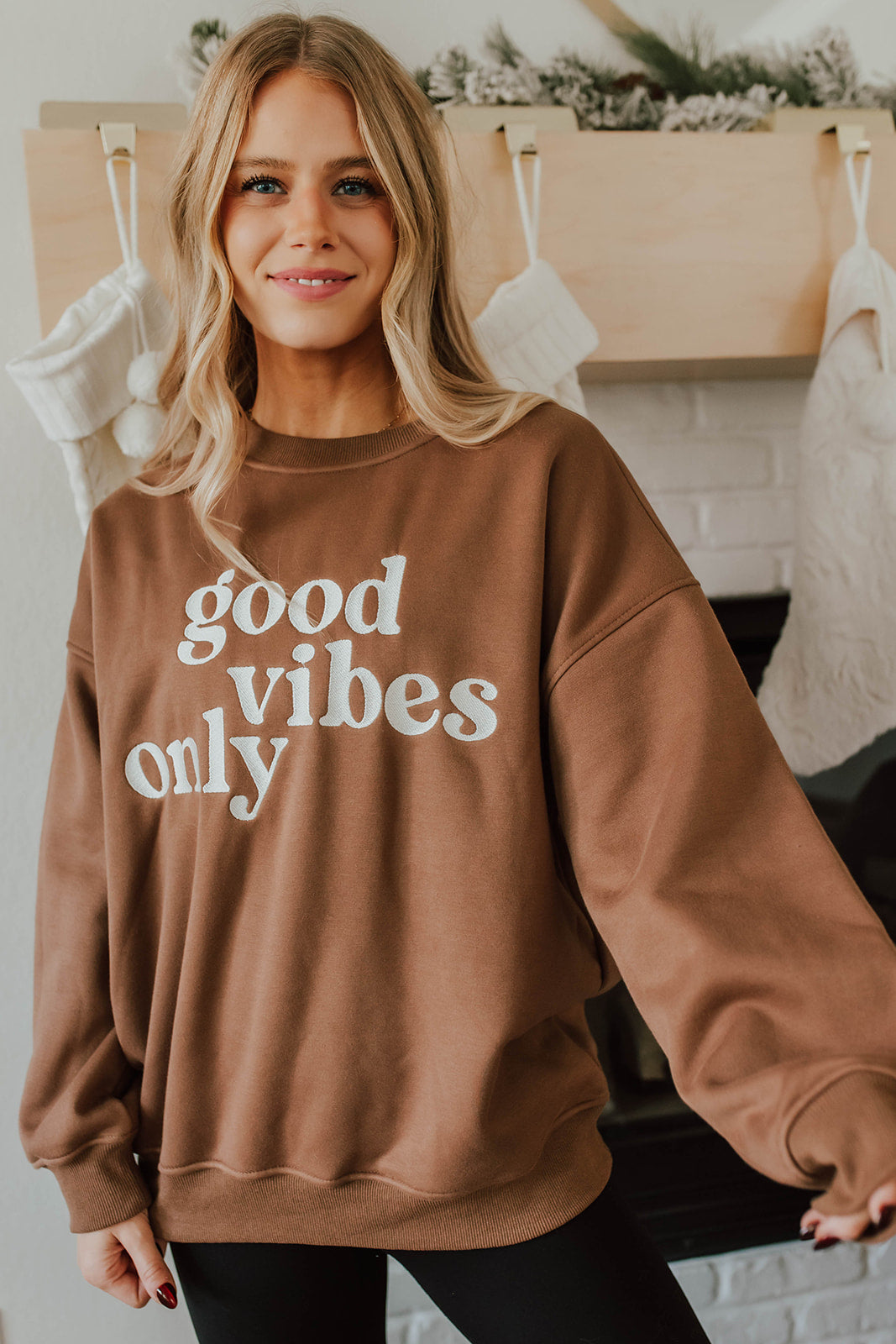 THE GOOD VIBES EMBROIDERED SWEATSHIRT IN BROWN