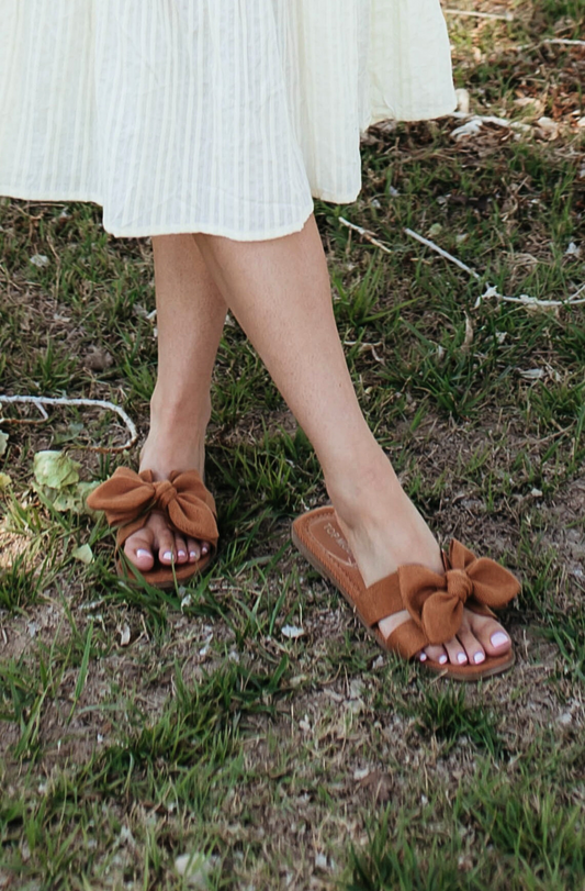 THE BOW SANDALS IN TAN