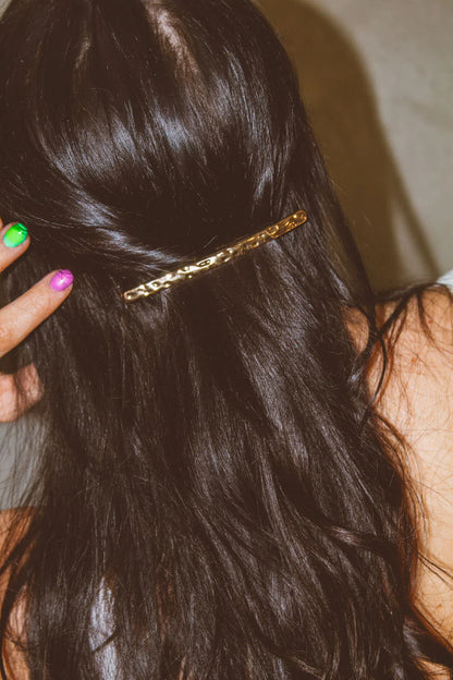 ANDI GOLDEN BUMPY BAR BARRETTE