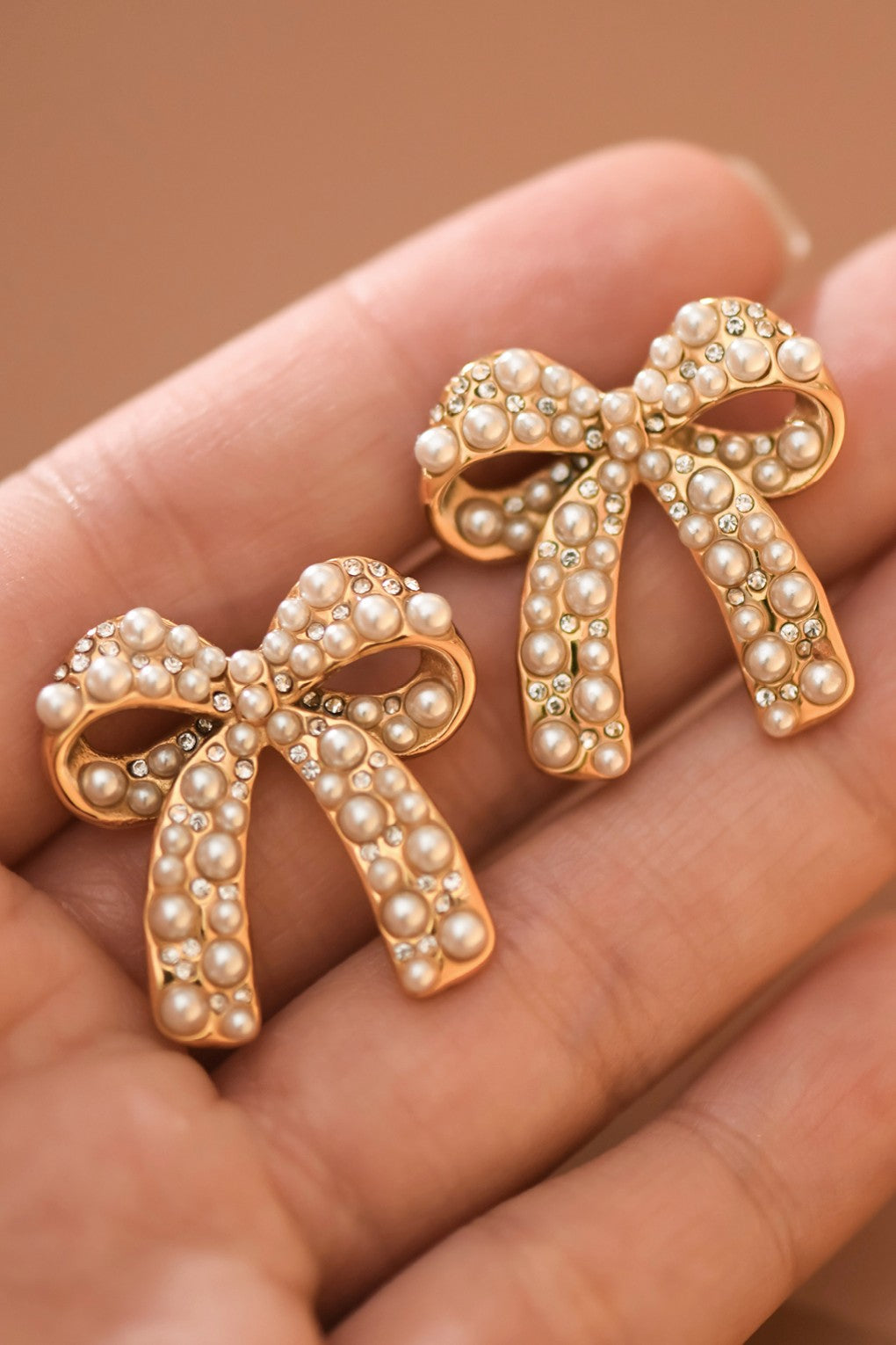 THE PEARL BOW EARRINGS IN GOLD