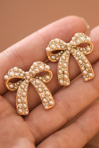 THE PEARL BOW EARRINGS IN GOLD