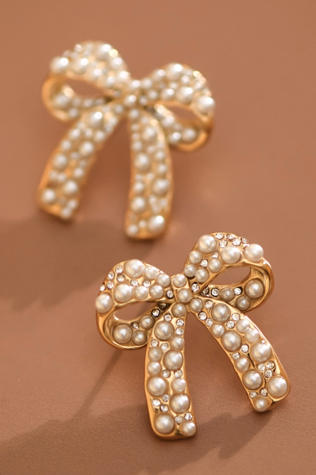 THE PEARL BOW EARRINGS IN GOLD