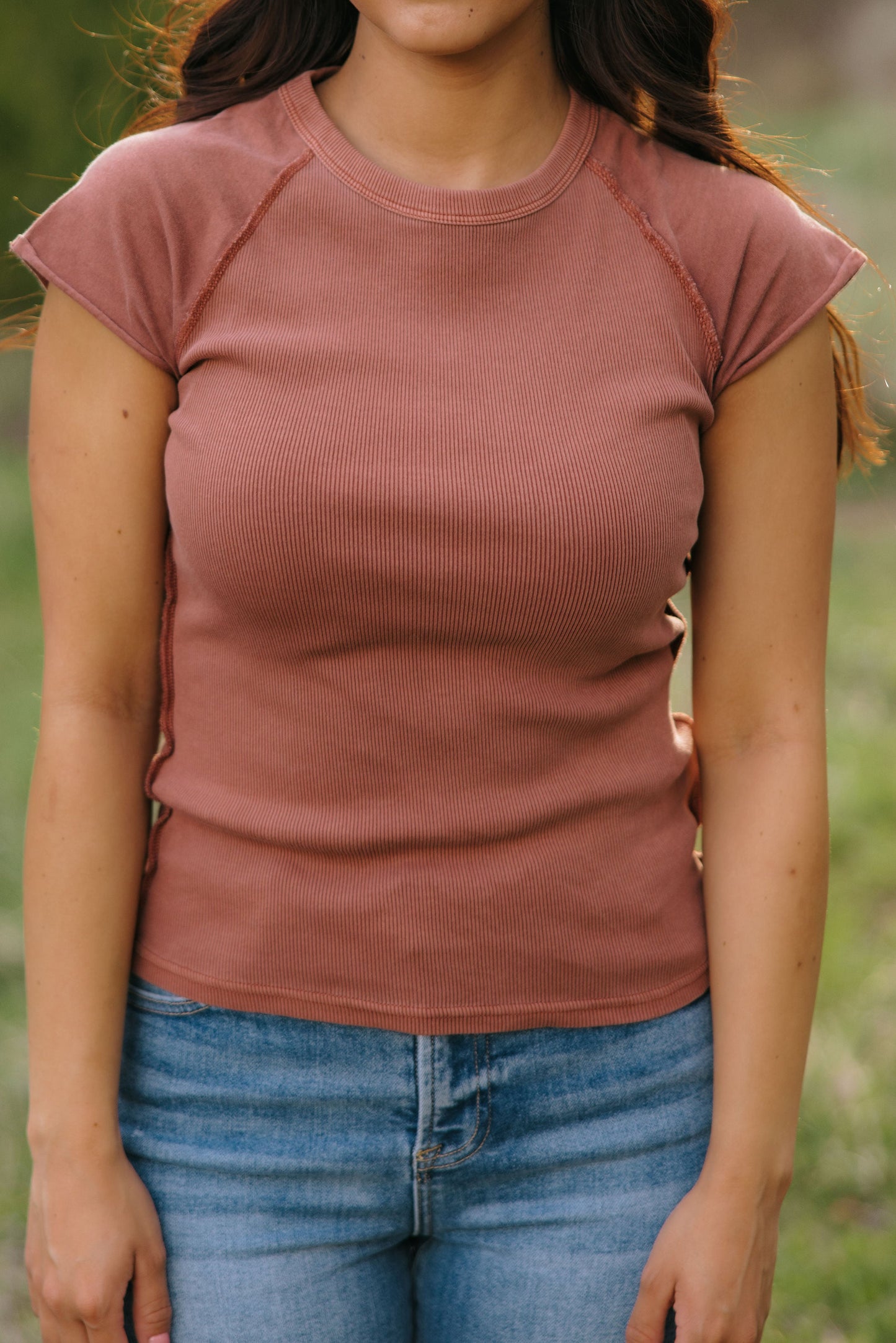 THE NOA EXPOSED SEAM SHORT SLEEVE TOP IN TERRACOTTA