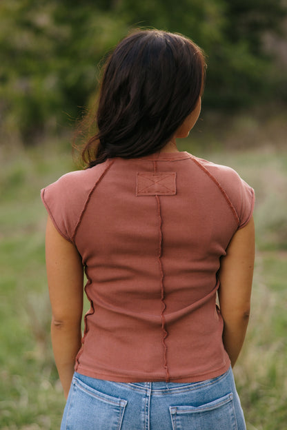 THE NOA EXPOSED SEAM SHORT SLEEVE TOP IN TERRACOTTA