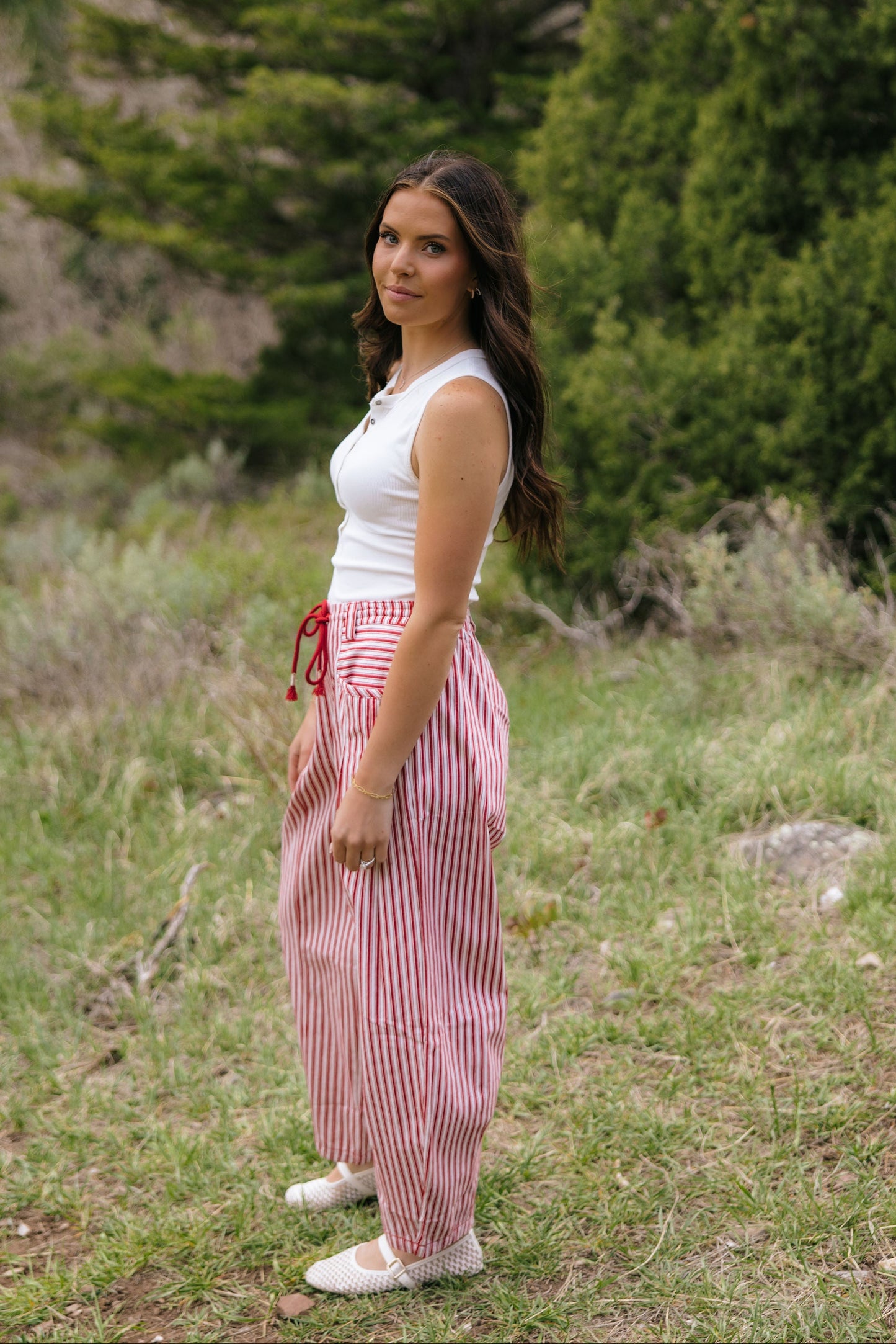 THE LENI STRIPED BARREL DENIM PANTS IN RED