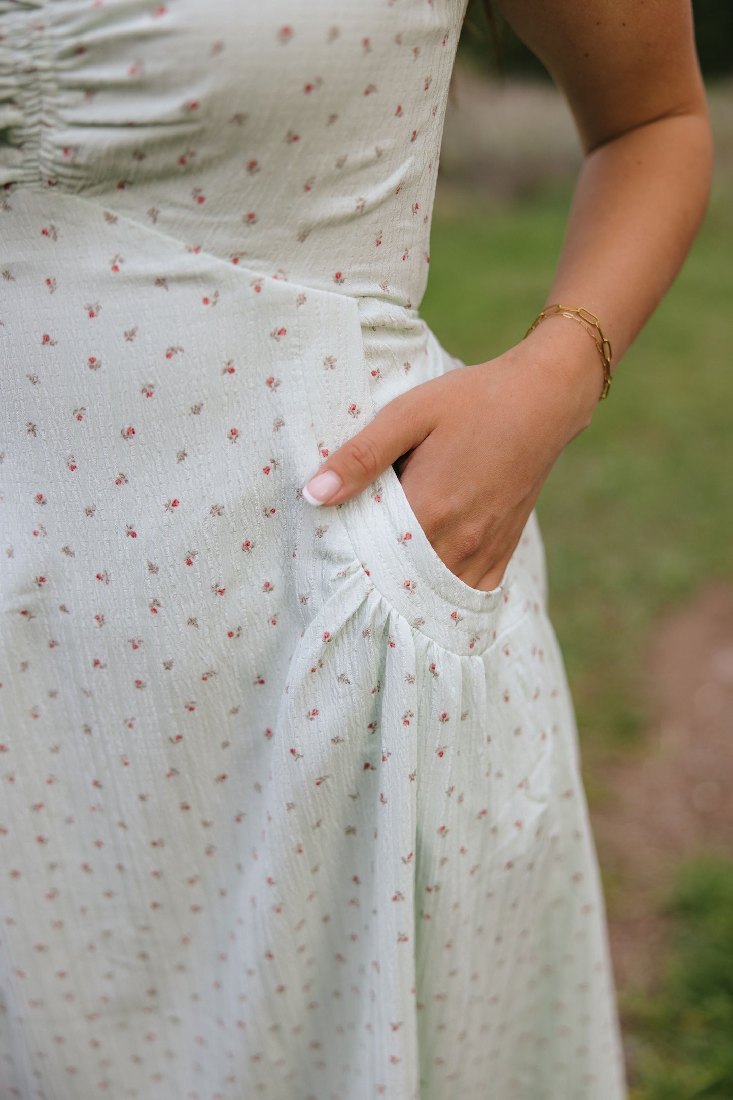 THE ANNABELLE DITSY FLORAL FLUTTER SLEEVE DRESS
