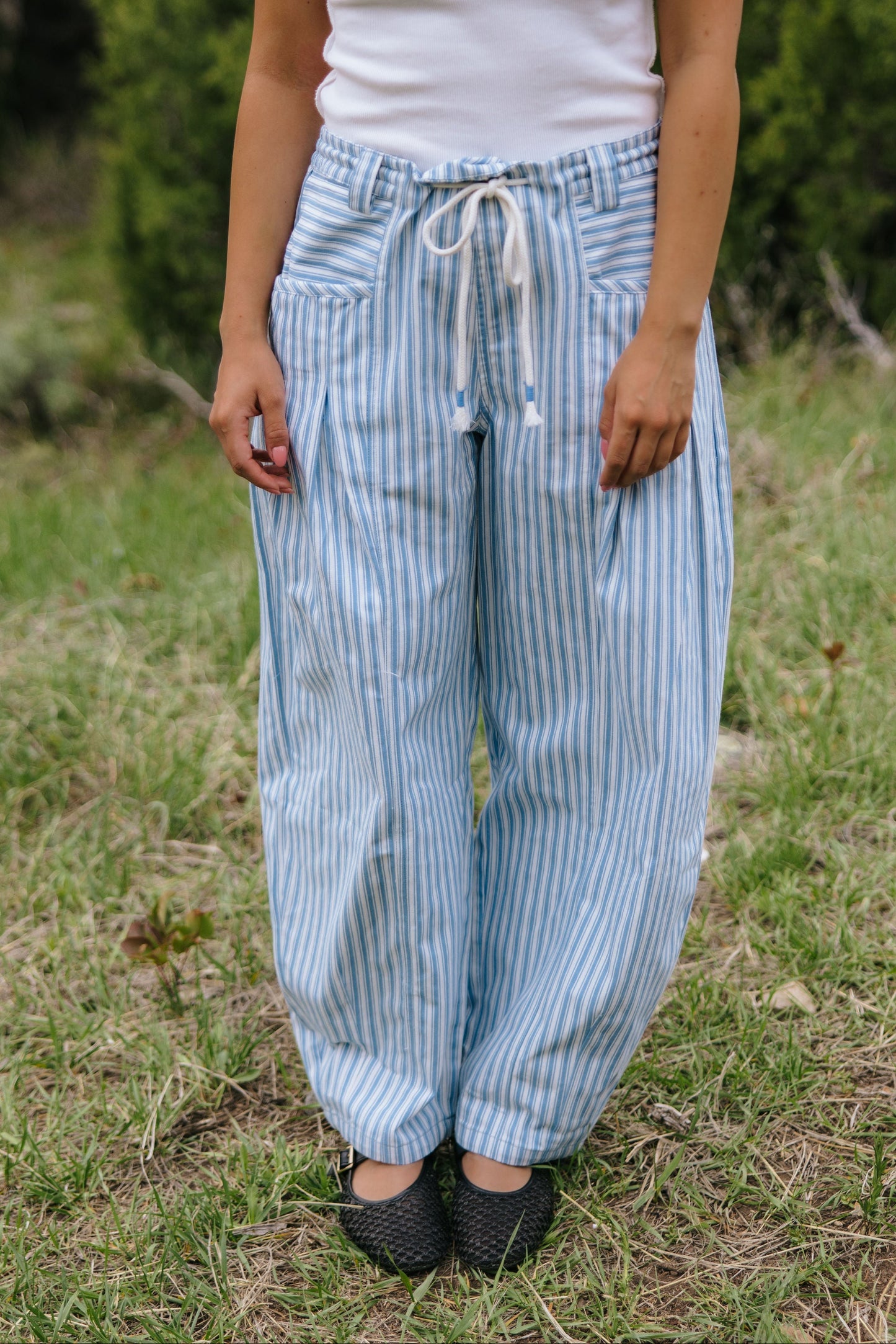THE LENI STRIPED BARREL DENIM PANTS IN BLUE