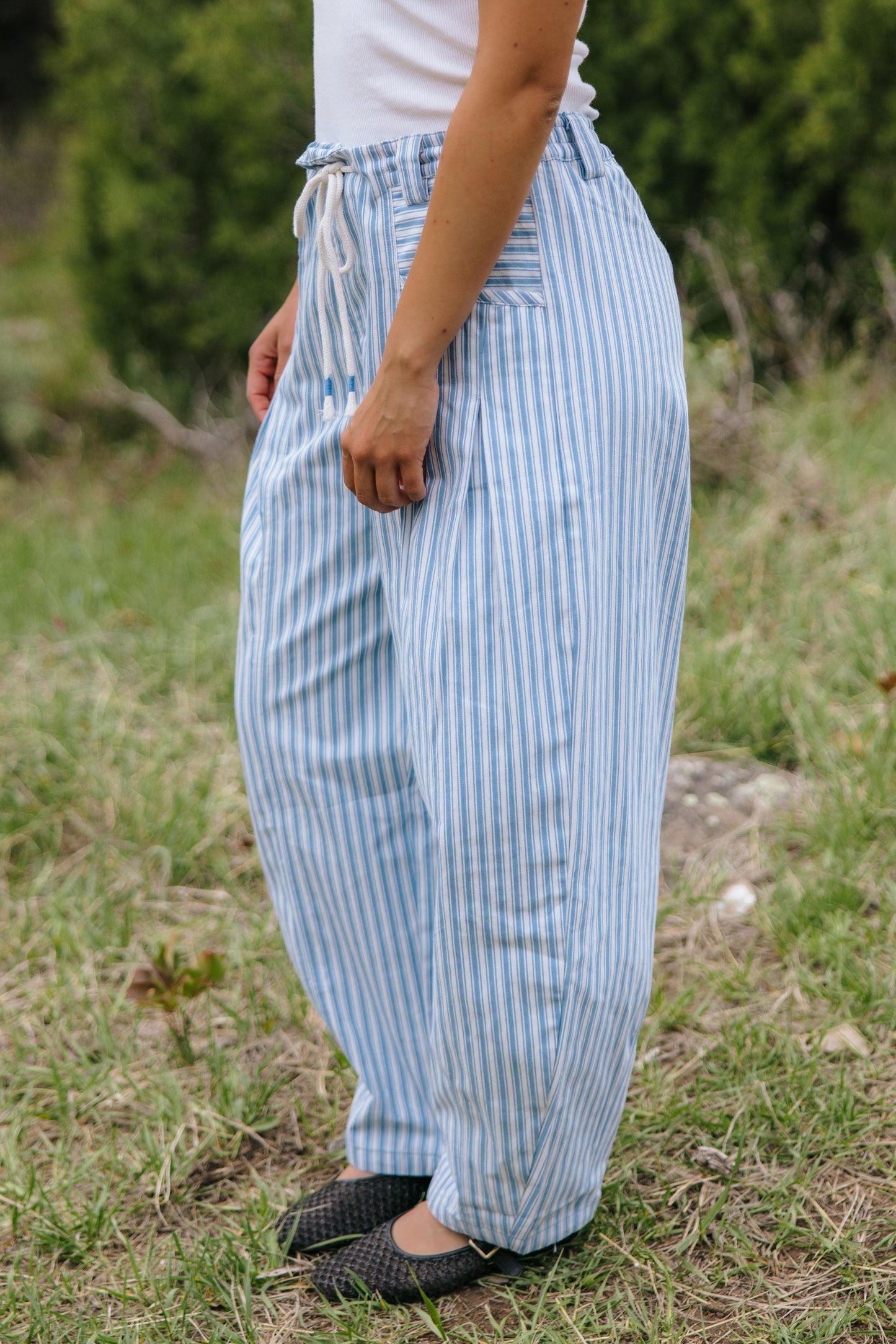 THE LENI STRIPED BARREL DENIM PANTS IN BLUE