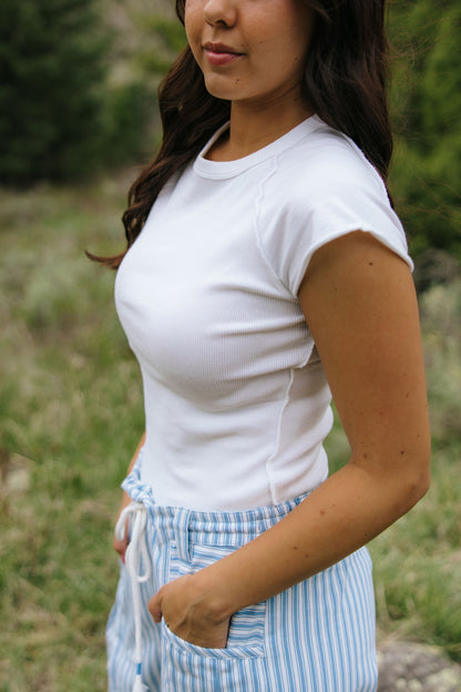 THE NOA EXPOSED SEAM SHORT SLEEVE TOP IN WHITE