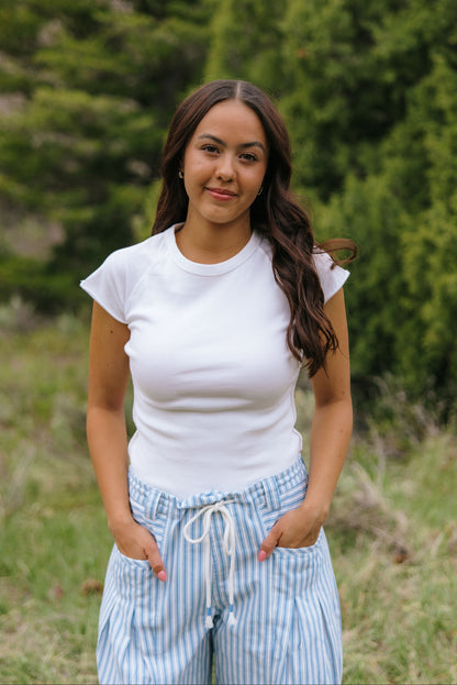 THE NOA EXPOSED SEAM SHORT SLEEVE TOP IN WHITE