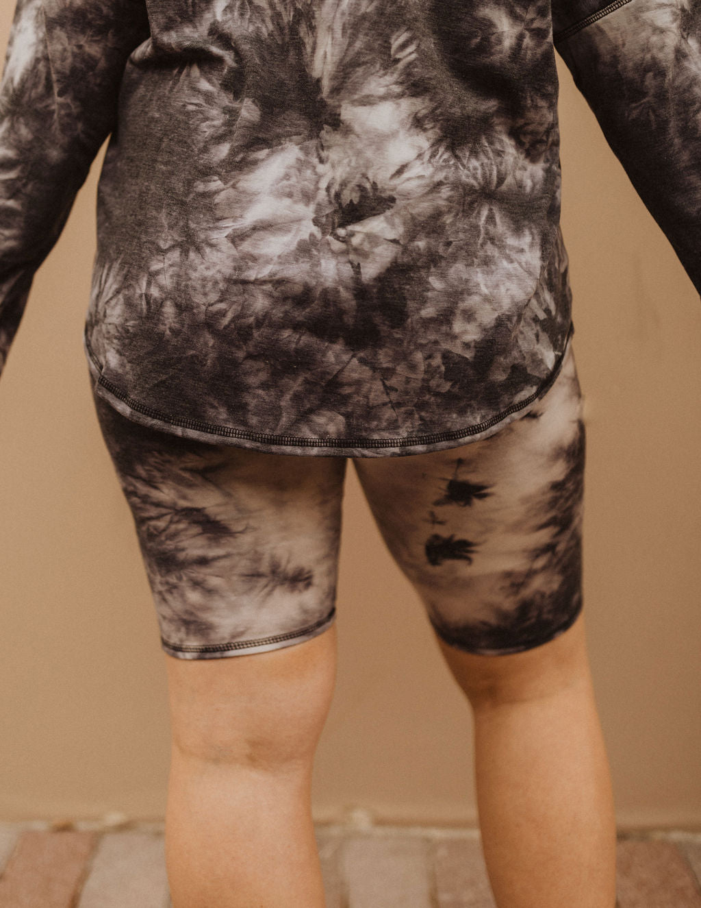 THE ADDICTED TO COMFORT TIE DYE SET IN CHARCOAL