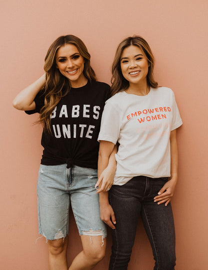 THE BABES UNITE GRAPHIC TEE IN BLACK