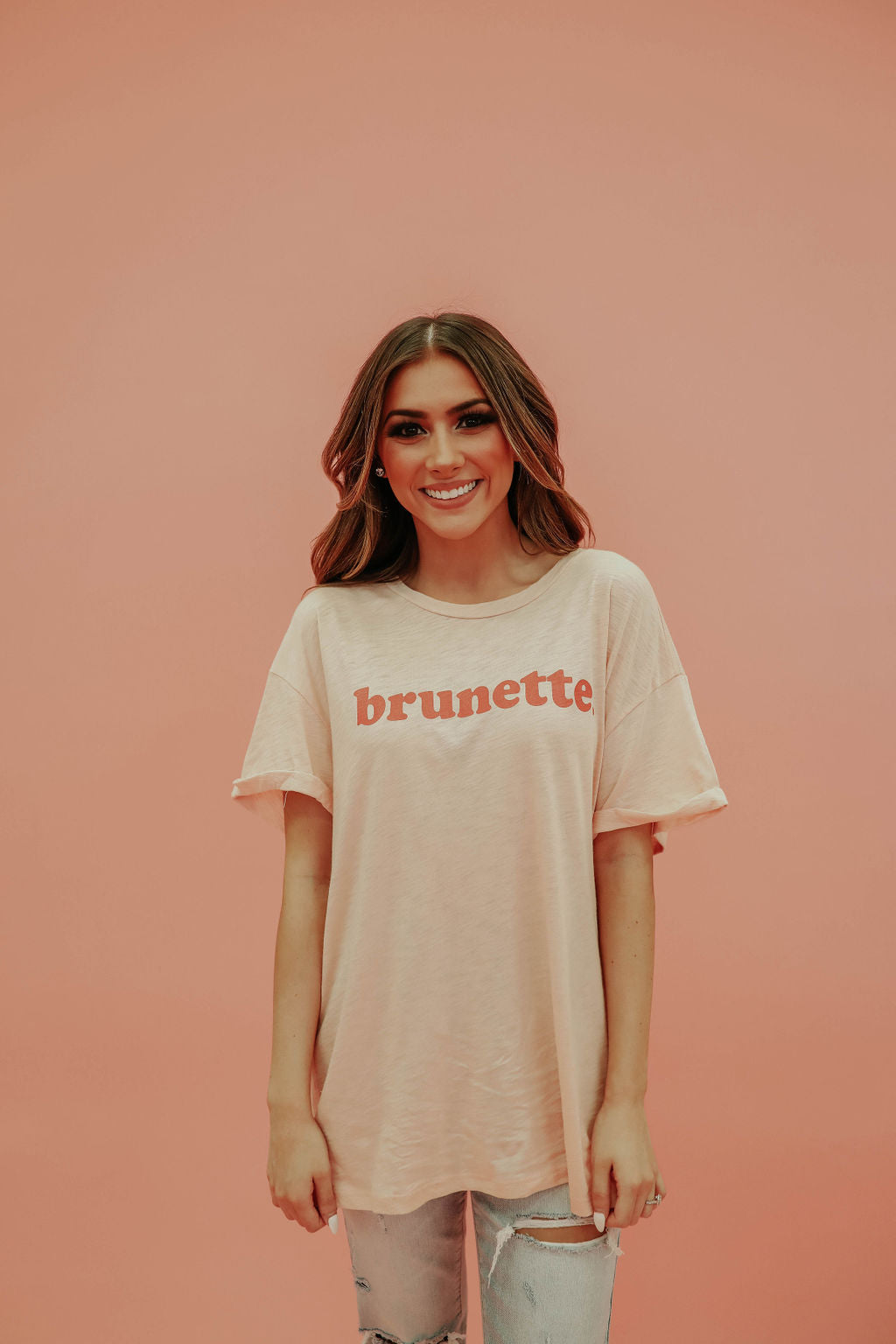 THE BRUNETTE GRAPHIC TEE IN PEACH