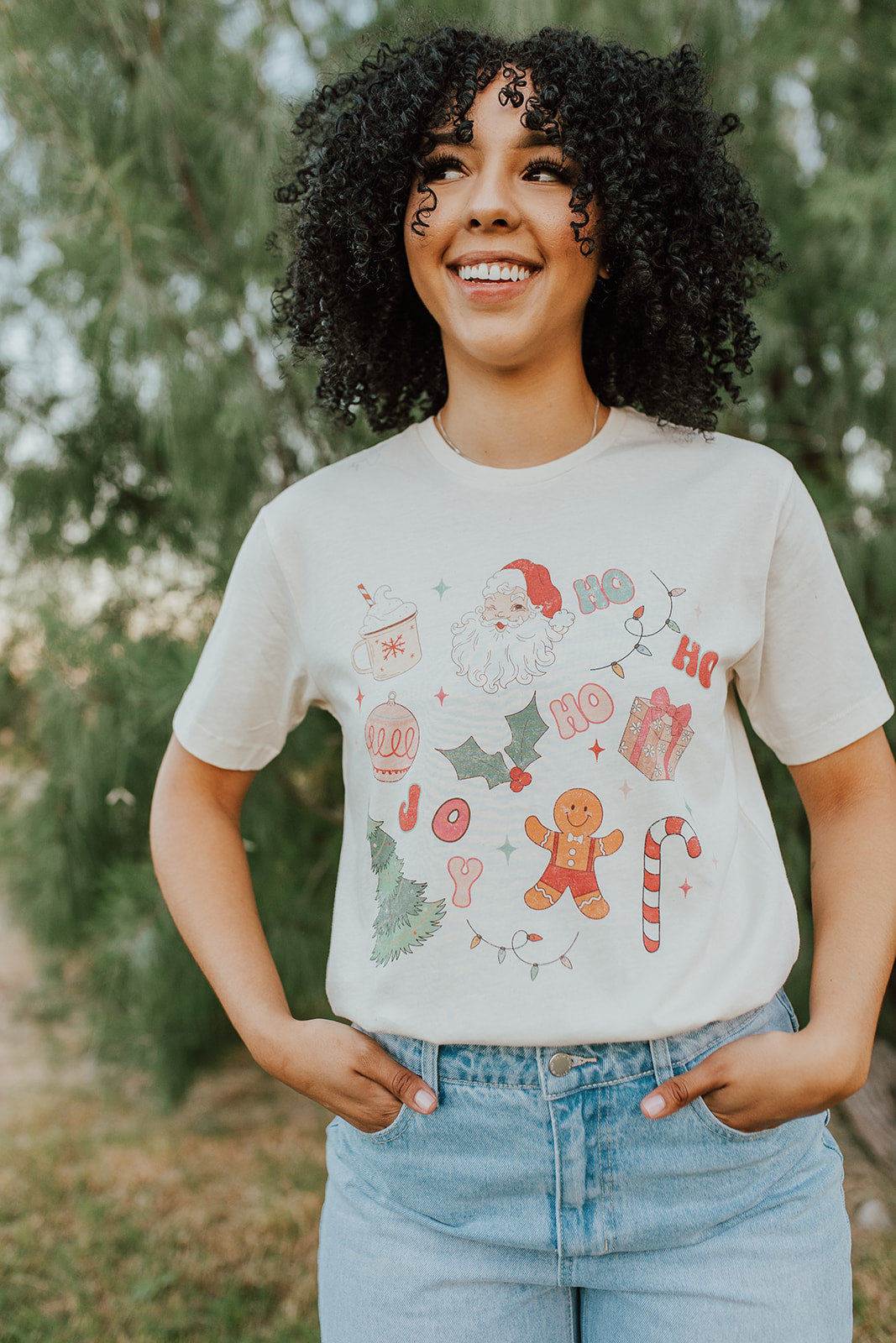 THE HAPPY HOLIDAYS COLLAGE GRAPHIC TEE IN IVORY