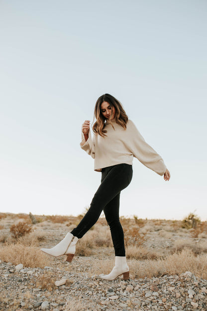 THE TRINITY TURTLENECK TOP IN OATMEAL