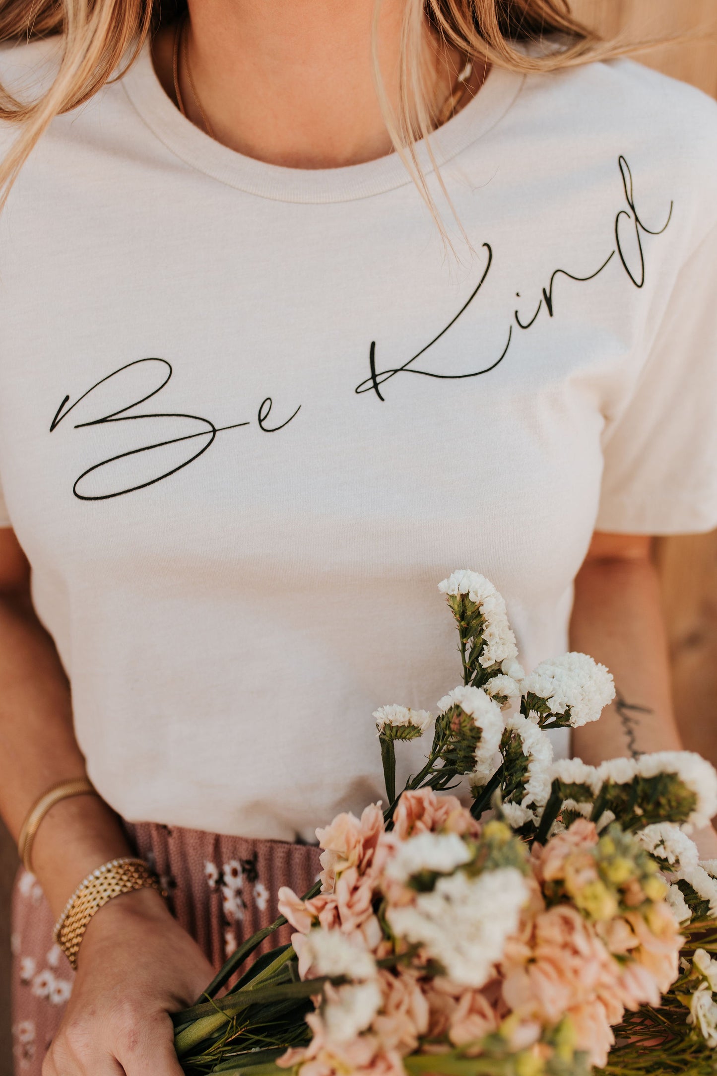THE BE KIND GRAPHIC TEE IN DUST