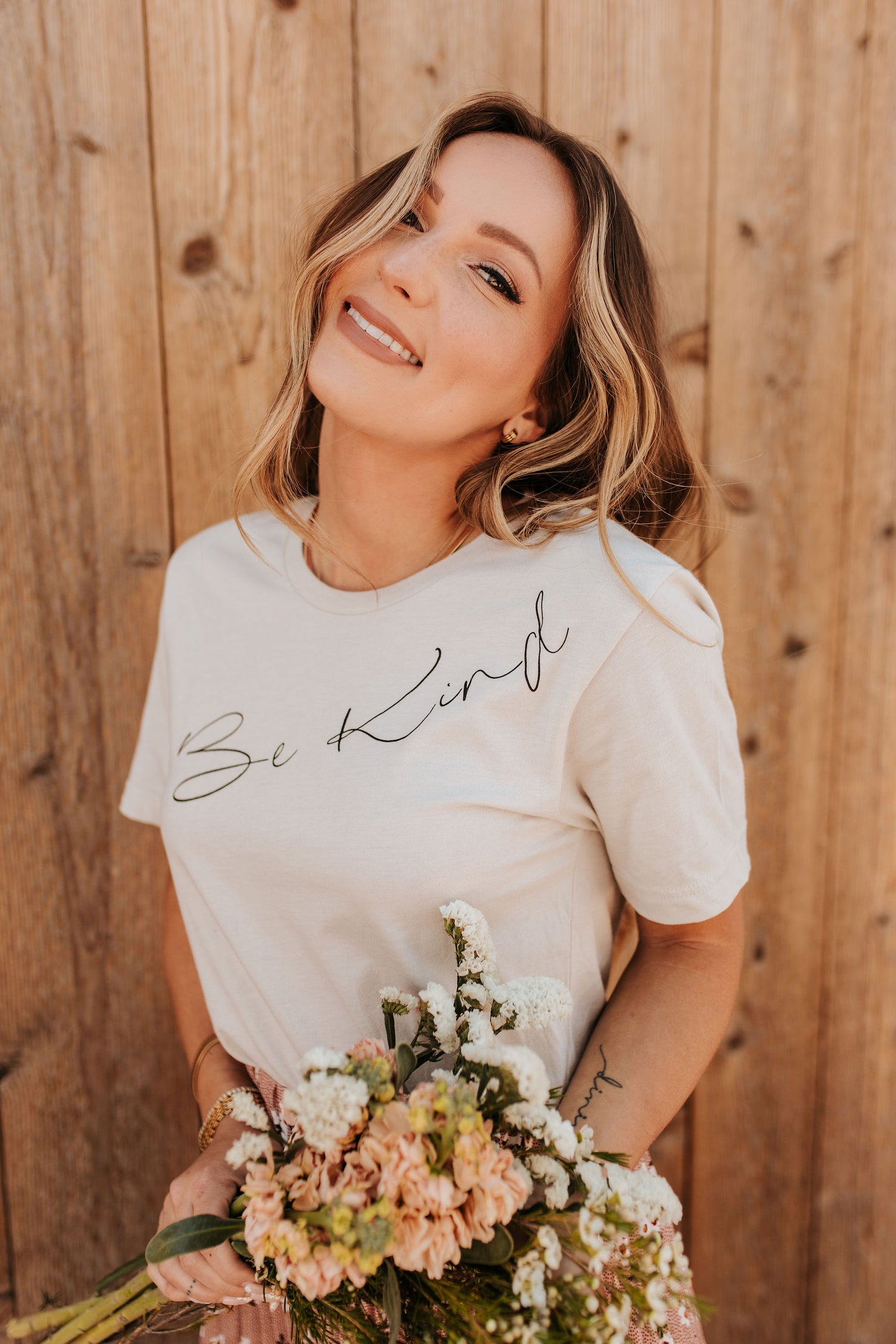 THE BE KIND GRAPHIC TEE IN DUST