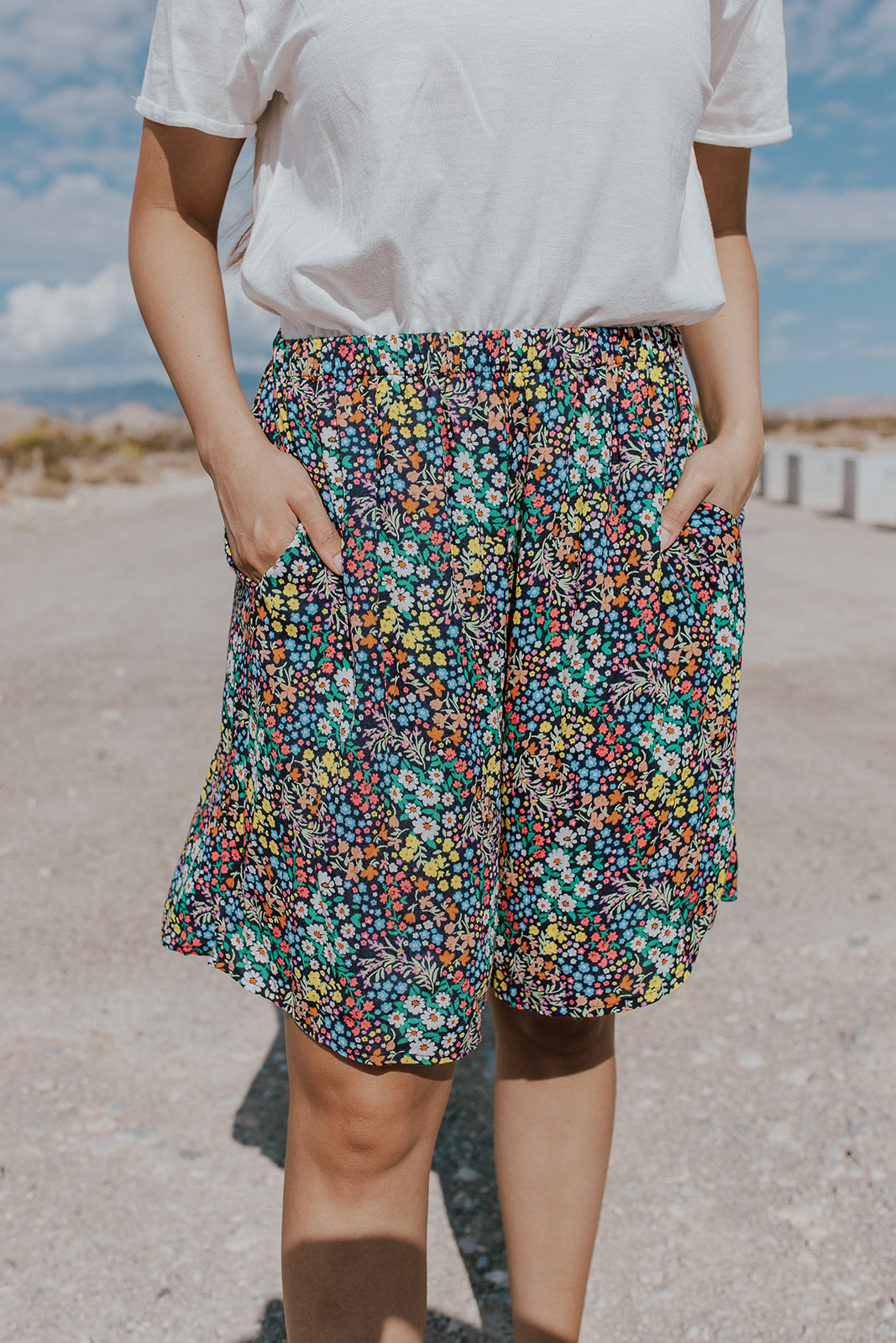 THE GARDEN GNOME FLORAL SHORTS IN NAVY