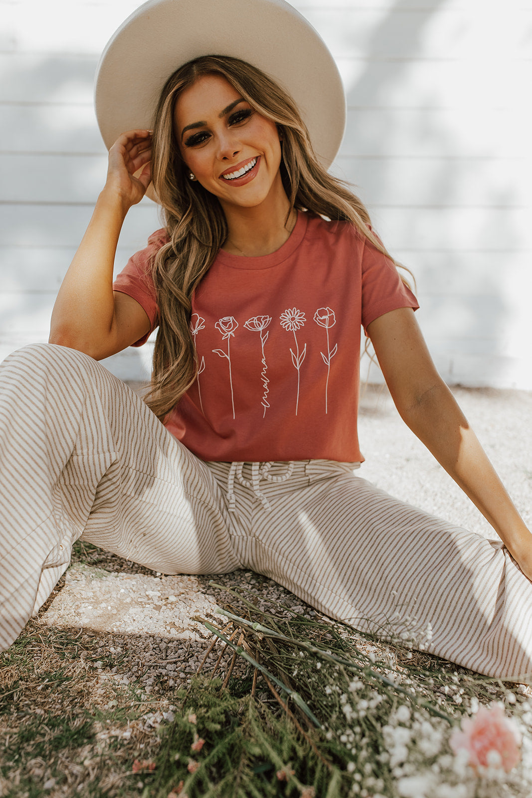 THE PINK DESERT FLORAL MAMA GRAPHIC TEE IN DARK CORAL