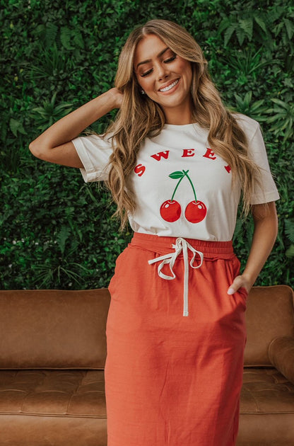 THE SWEET CHERRY GRAPHIC TEE IN NATURAL IVORY